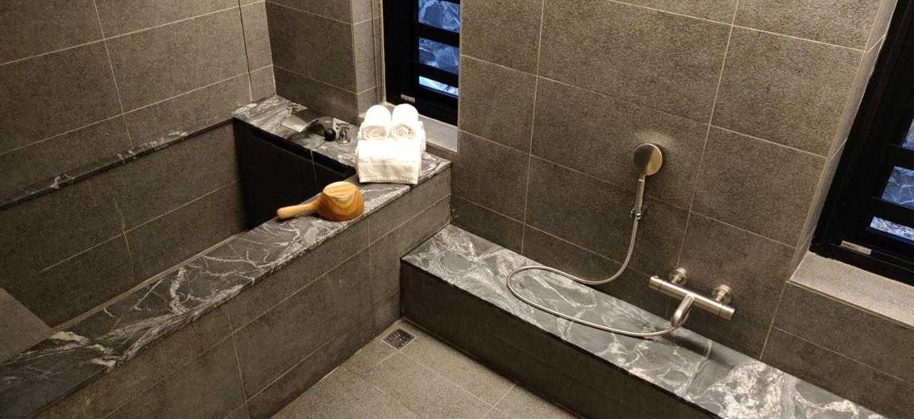 Water House Hotel Taipei Bagian luar foto